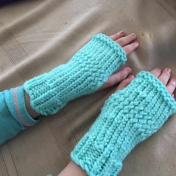 Child’s Fingerless Gloves - Picture 10 of 10